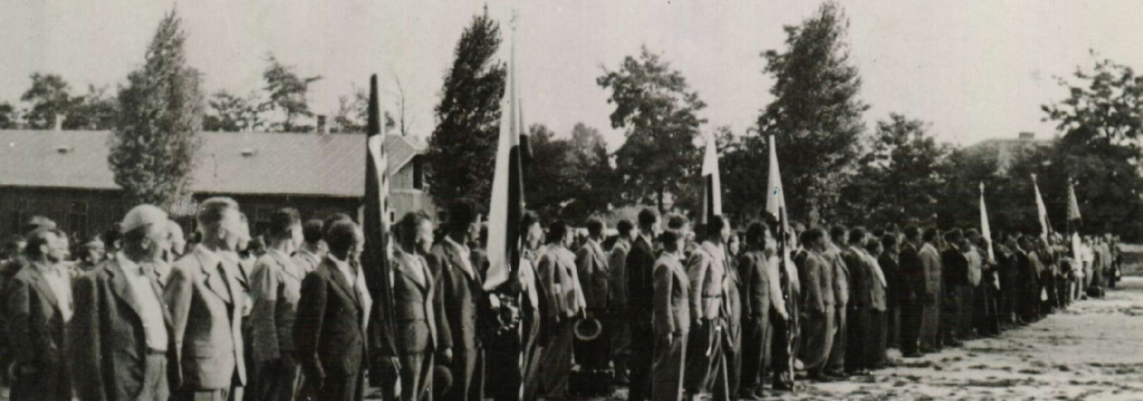 Slavnostní nástup v Malých Bronowicích 30. srpna 1939 před odjezdem do Leśné.