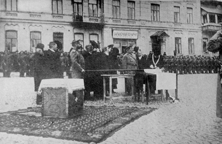 Zatloukání hřebu na praporu České družiny