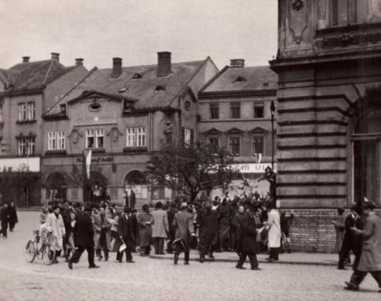 Momentky z přerovského povstání 1. května 1945 - ohniskem událostí bylo Masarykovo náměstí (Dolní náměstí)