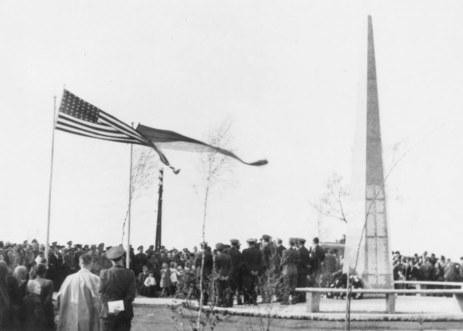 Archivní snímek ze slavnostního odhalení pomníku příslušníkům americké armády v Chebu