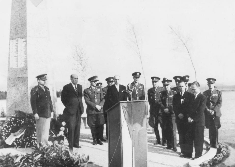 Pomník příslušníkům americké armády - 1. pěší divize nedaleko Chebu byl slavnostně odhalen 27. dubna 1947. Na pomníku je znak americké první pěší divize a seznam se jmény 639 padlých vojáků