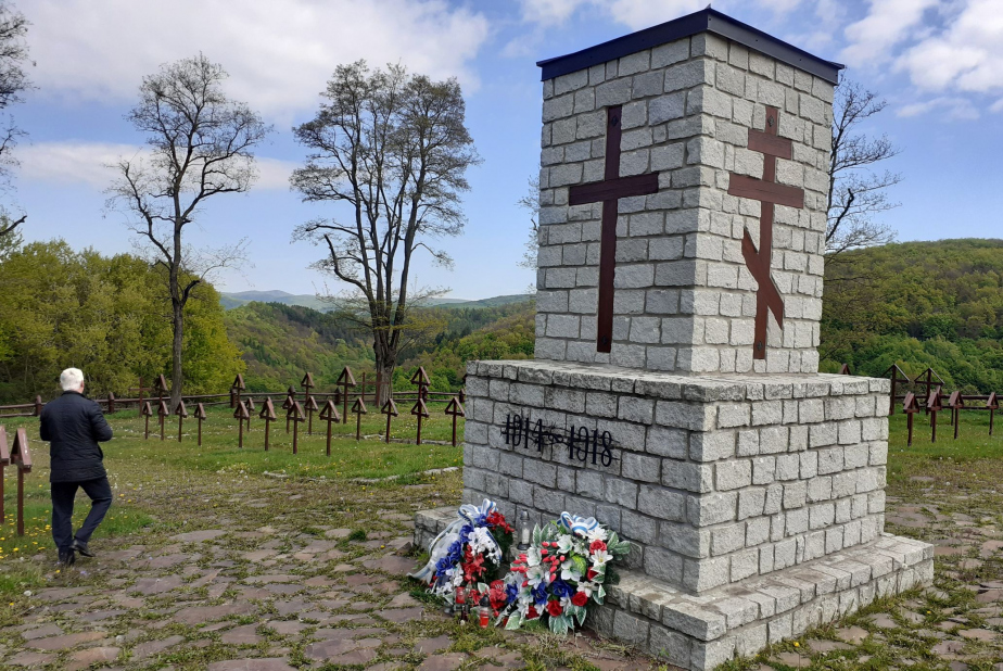 Snímek zachycuje zdařilou restauraci hřbitovů ve Velkropu, na níž se podílel KVH Beskydy