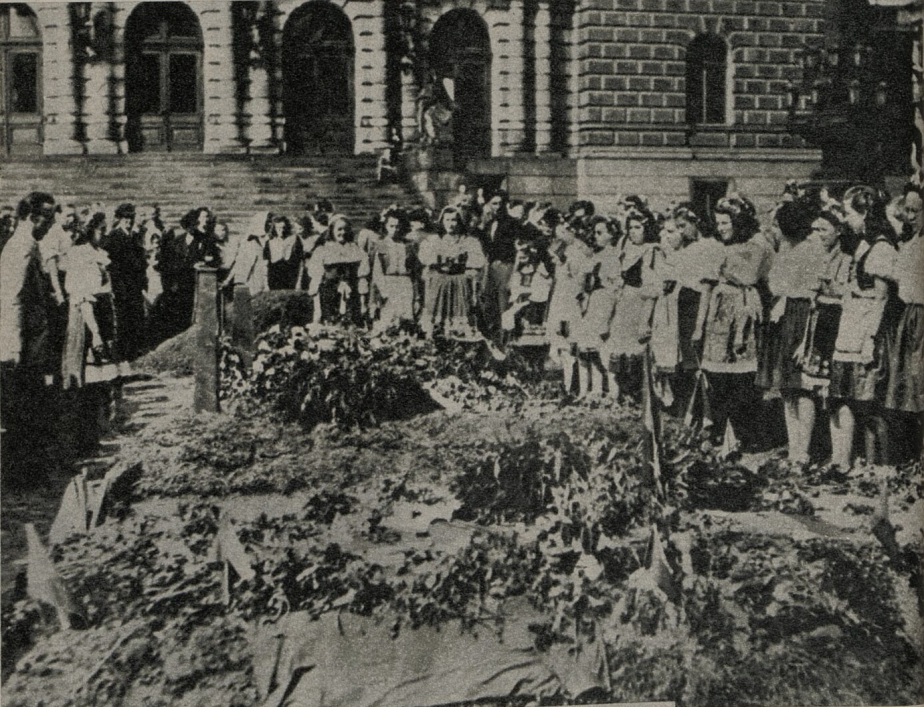 Dočasné pohřebiště rudoarmějců před budovou Rudolfina