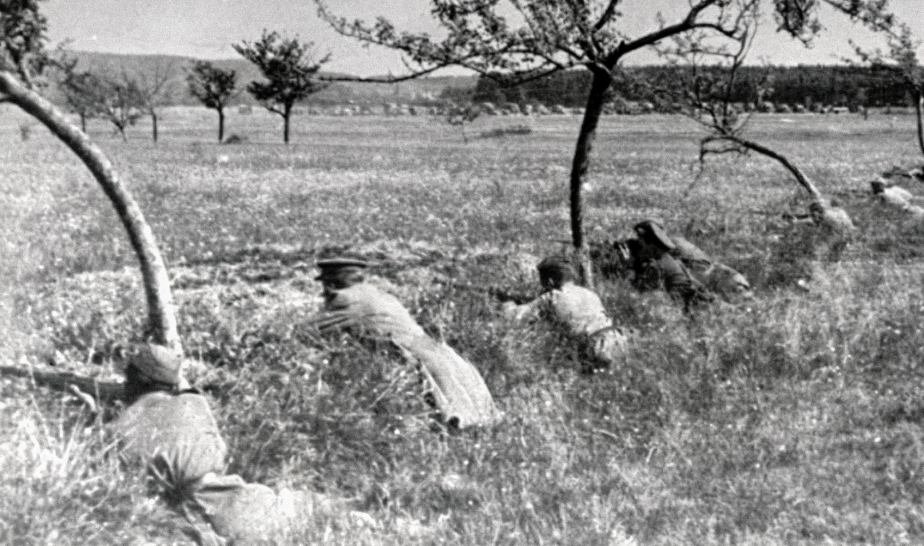 Dobový záběr z bitvy u Slivice v květnu 1945