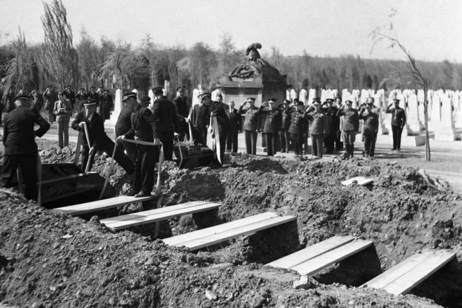 Pohřeb vojáků Rudé armády dne 25. dubna 1947 na Čestném pohřebišti rudoarmějců na Olšanských hřbitovech