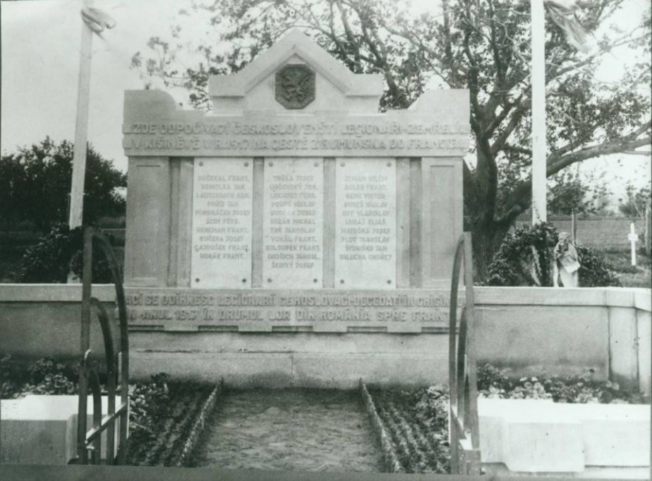 Původní pomník z roku 1926 v Kišiněvě na Hřbitově hrdinů 