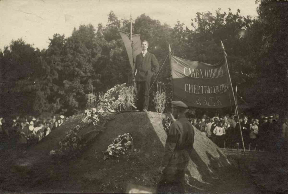 Komisař Kurajev pronáší řeč na bratrské mohyle v Penze 2. června 1918