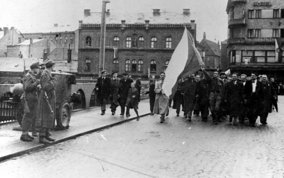 Německá hlídka pozoruje manifestaci, Kolín 5. května 1945