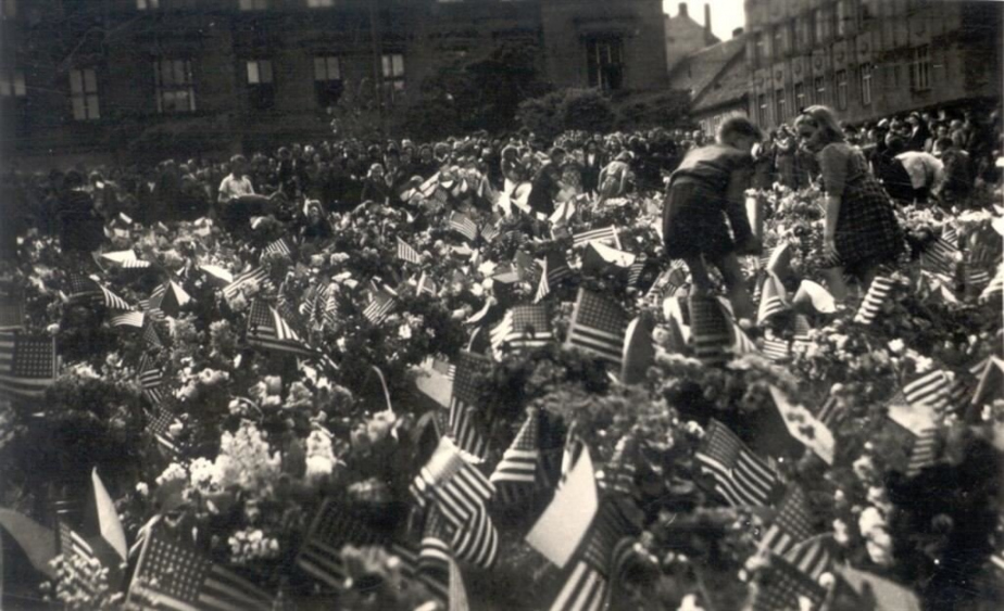 Radost a vděčnost. Květy šeříků a americké vlaječky na náměstí Republiky v Plzni v květnu 1945