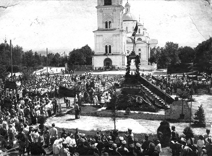 Snímek z třetího výročí bojů v Penze ukazuje dřevěnou tribunu vystavěnou  na bratrské mohyle nejpozději v květnu 1921