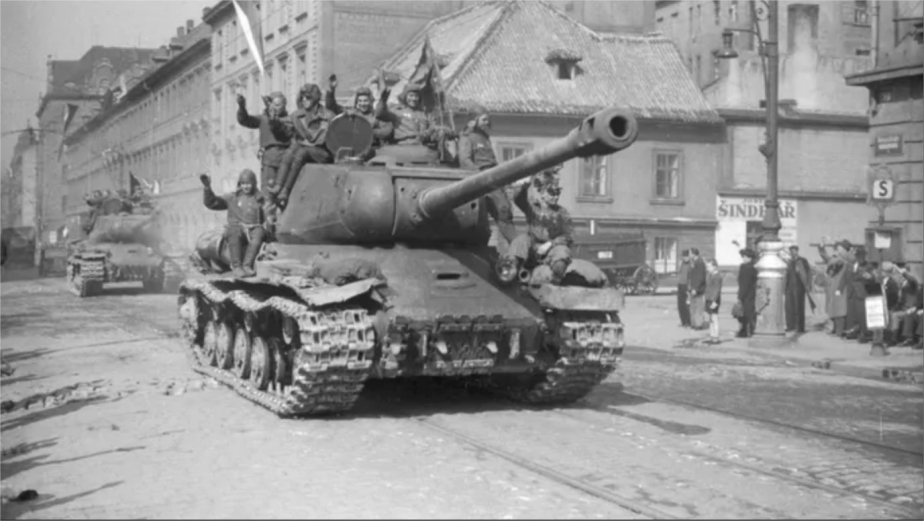 Sovětský těžký tank IS-2 projíždí pravděpodobně 9. května 1945 pražskou Sokolovskou ulicí