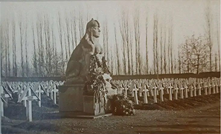 Za sochou sfingy jsou velmi dobře viditelné kříže s hroby válečných zajatců. Foto z roku 1918.