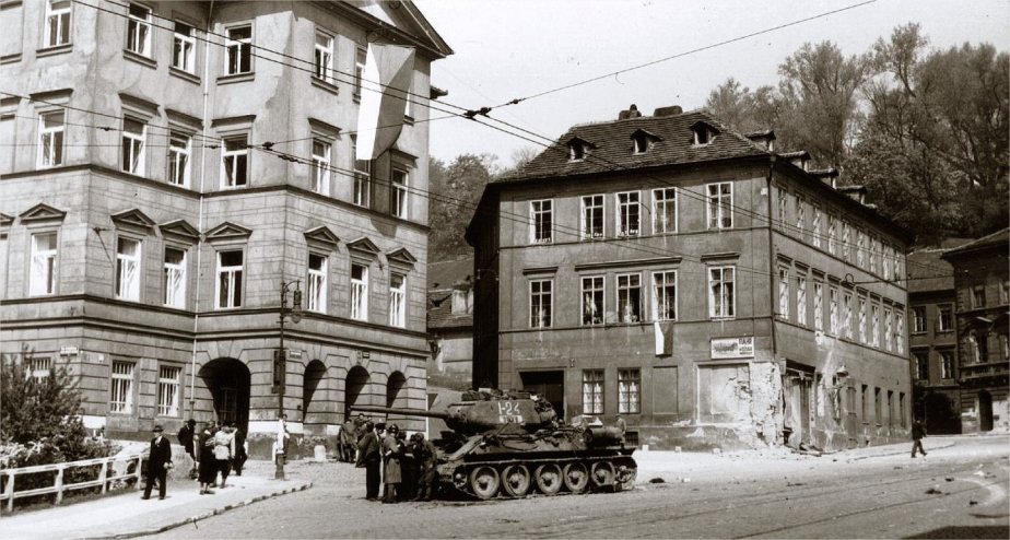 Zničený Gončarenkův tank 1-24 před domem U Verdugů  u vyústění Chotkovy ulice