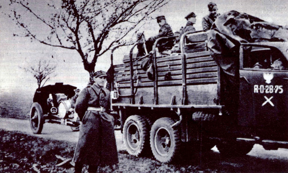 Vojáci polského 37. pluku lehkého dělostřelectva v severních Čechách v květnu 1945