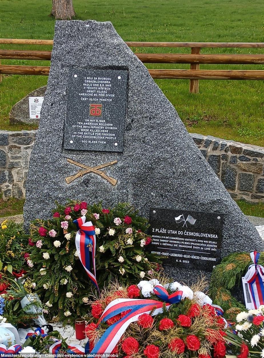 Pomník tvoří kostkami vykládaný kruh s pěticípou hvězdou, na které stojí hrubě opracovaný obelisk ze světlé žuly. Na něm jsou dvě informační desky a překřížené pušky