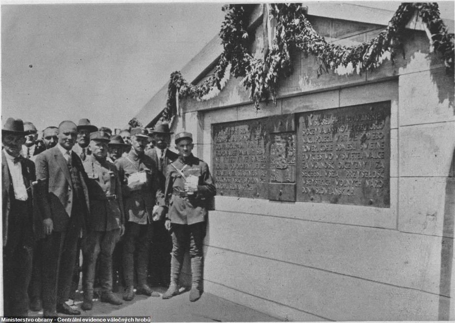 Účastníci národní poutě ke Zborovu v létě 1927 u bratrské mohyly v Cecové