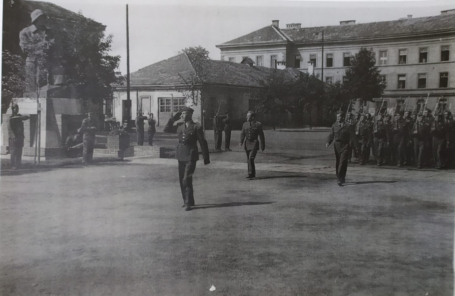 Přehlídka u Zborovského pomníku v Českých Budějovicích 28. října 1946