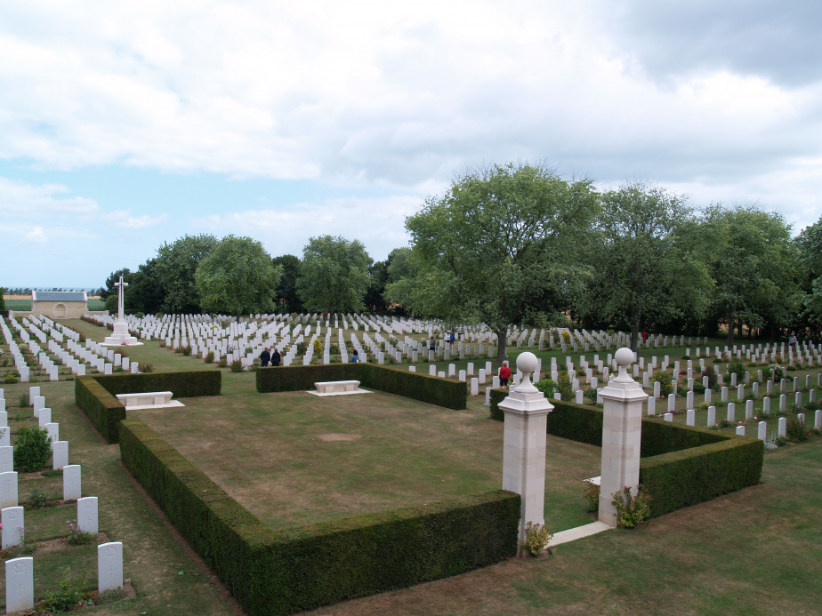 Kanadský válečný hřbitov v Bény-sur-Mer se nachází 18 východně od Bayeux