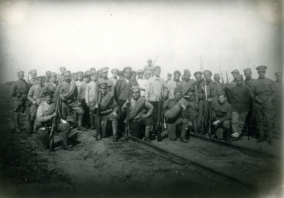 Legionáři se zajatci. Vpravo si můžeme povšimnout i jednoho z námořníků