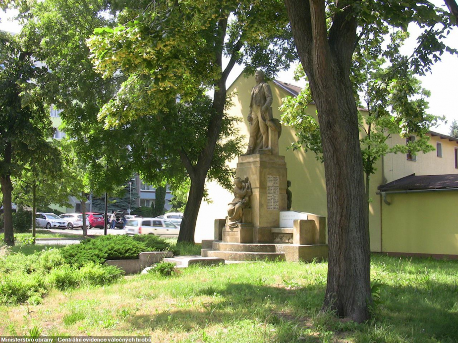 Na pomníku obětem obou světových válek v Olomouci-Holicích je uvedeno i jméno místního rodáka výsadkáře Vítězslava Lepaříka