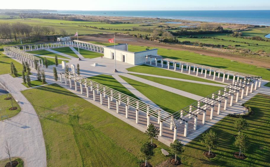 Britský památník vylodění (British Normandy Memorial) se nachází  na pláži Gold ve vesnici Ver-sur-Mer