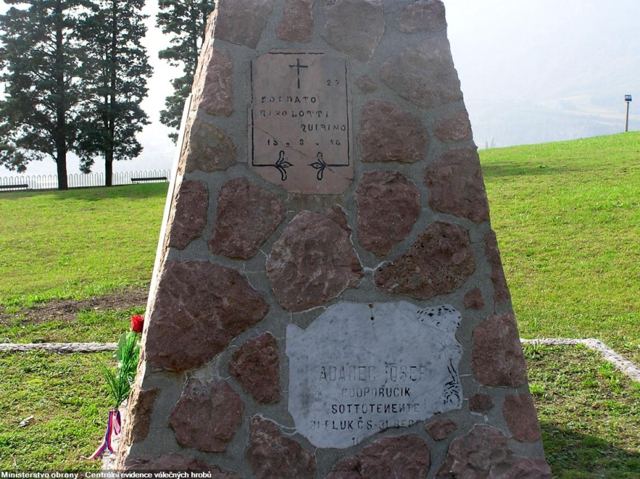 Osárium Rovereto fragment dochovaného náhrobního kamene čs. legionáře podporučíka Josefa Adamce v pomníku před budovou