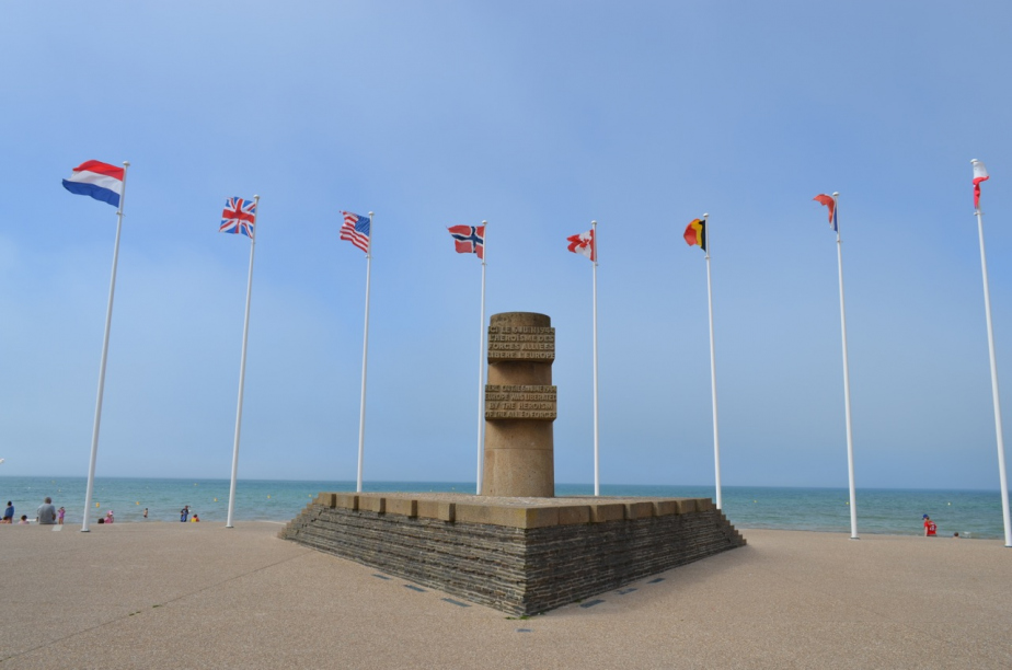 Pomník vylodění na pláži Juno poblíž Bernieres sur Mer