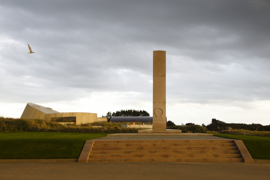 Pomník na pláži Utah (Utah Beach American Monument) v pozadí s muzeem vylodění (Utah Beach Museum) se nachází severně od obce St. Marie-du-Mont