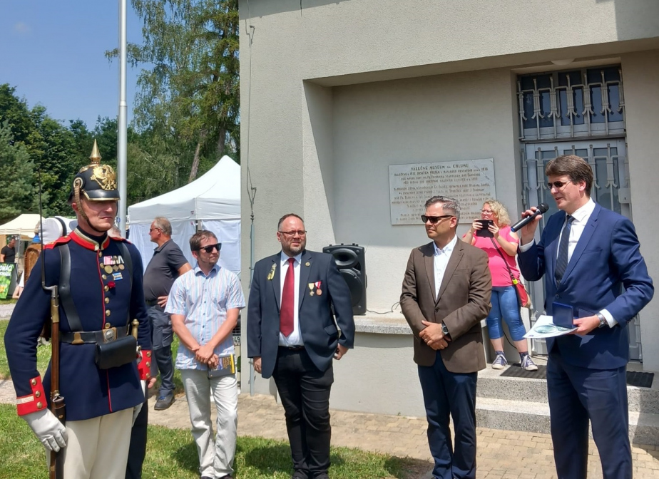 Pan Jiří Náhlovský přebírá plaketu Péče o válečné hroby