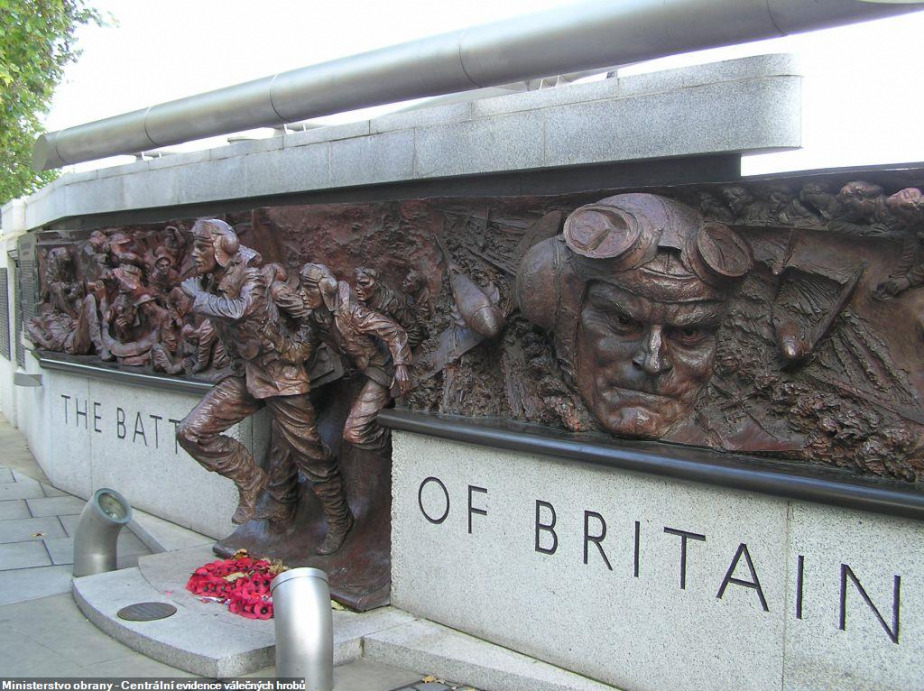 Londýnský pomník bitvy o Británii (Battle of Britain Monument) zobrazuje v sérii reliéfů různé klíčové okamžiky bitvy