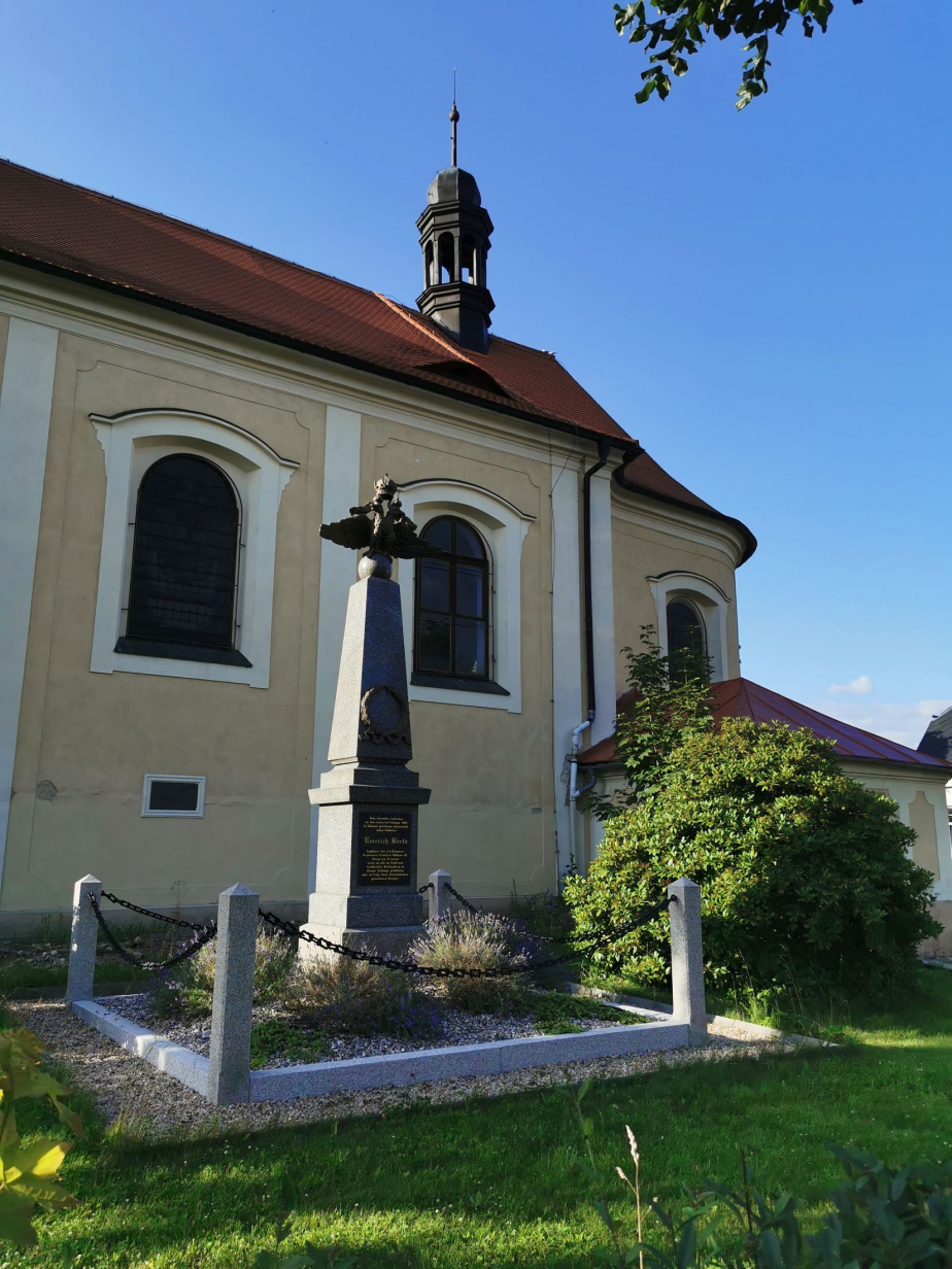 Pomník Emericha Berty u kostela sv. Kateřiny ve Stráži nad Nisou