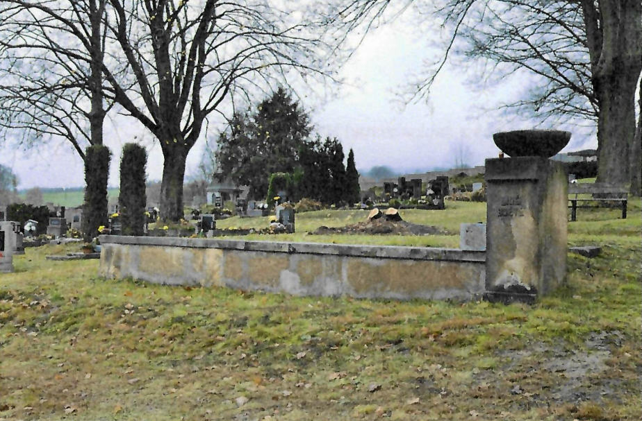 Pomník obětem koncentračního tábora s hromadným hrobem 17 umučených vězňů z roku 1950 na místním hřbitově před rekonstrukcí