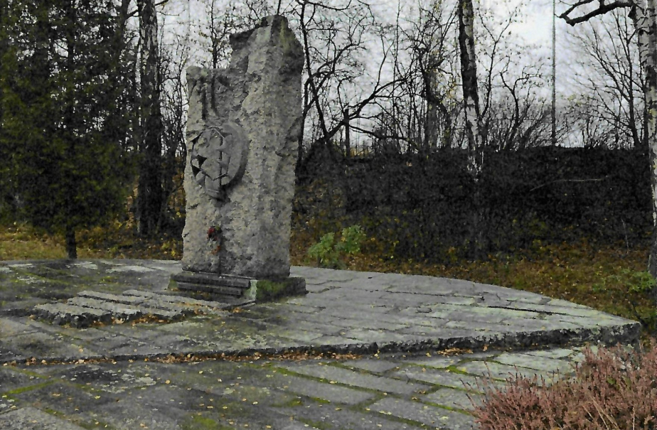 Pomník obětem koncentračního tábora sochaře Jiřího Koňáka a Ing. arch. Hušky z roku 1972 v ulici Nádražní před restaurováním