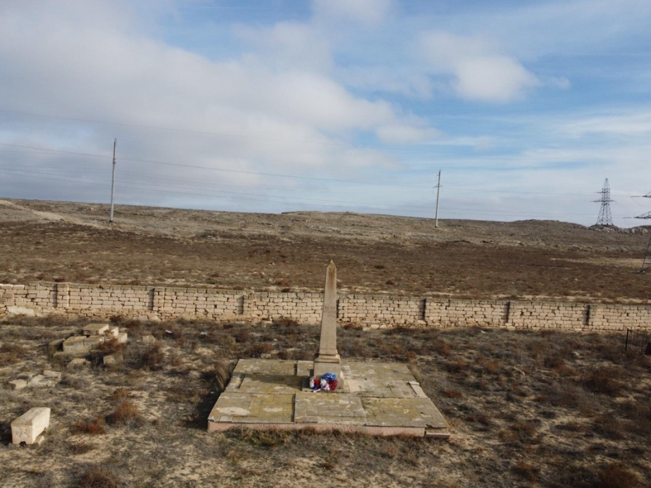 Celkový pohled na válečný hrob na  hřbitově ve Fort Ševčenko