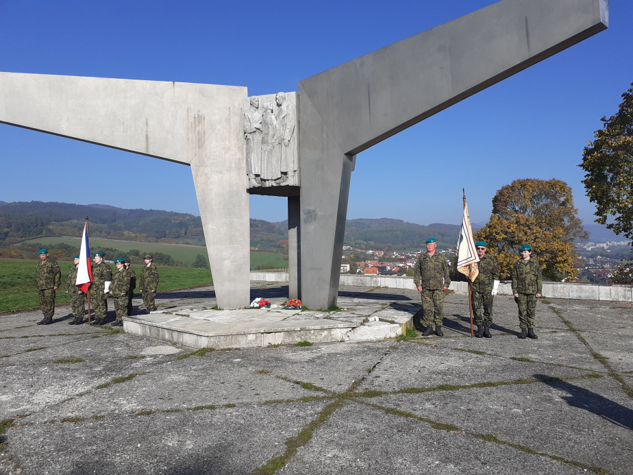 Pomník nasazení 2. paradesantní brigádě v Badíně. 