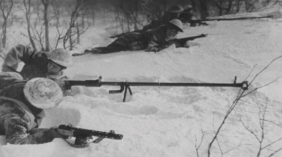 Střelci z protitankových pušek PTRD-41 s pomocníky během zimního výcviku v Buzuluku v lednu 1943.