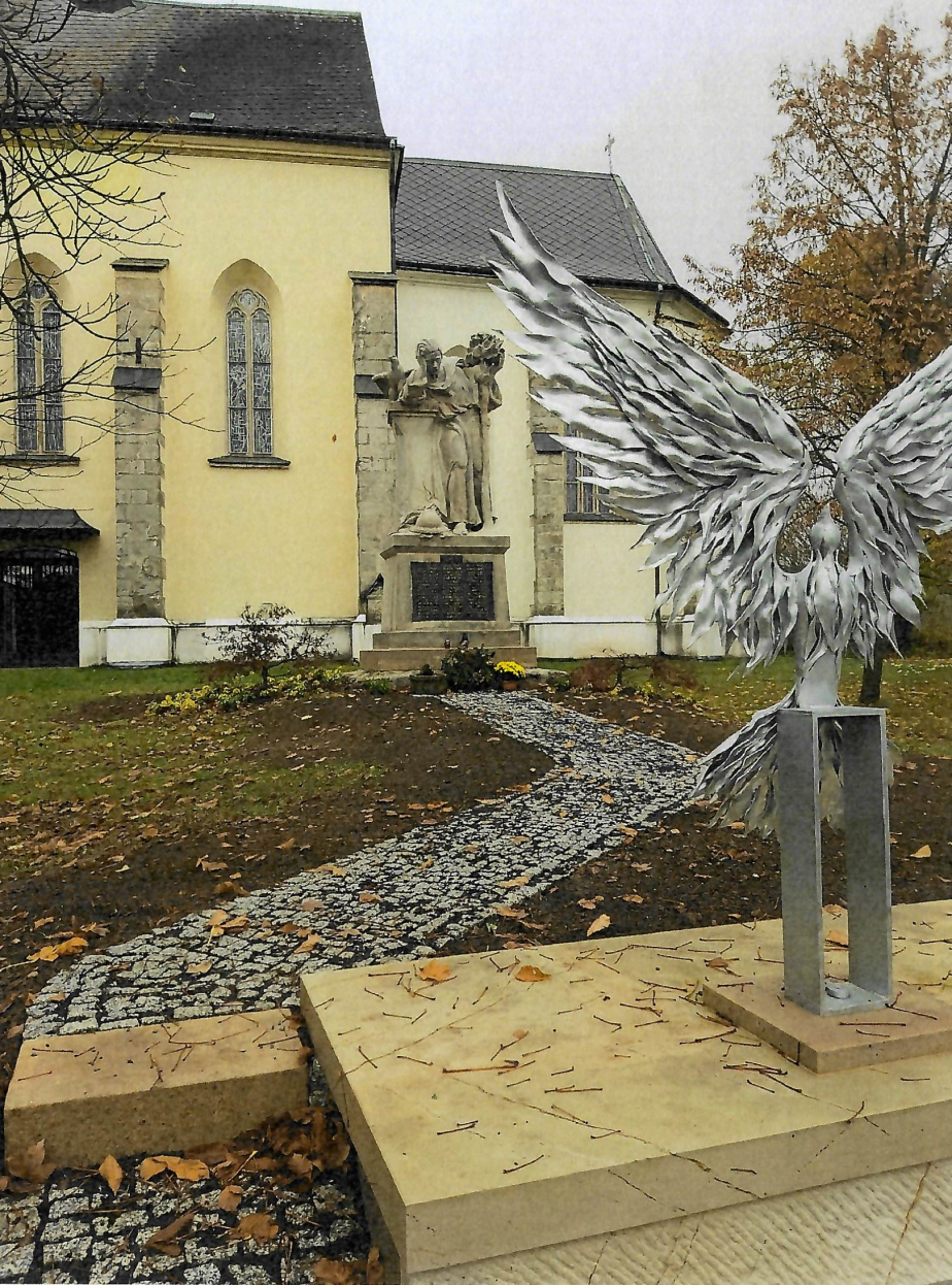 Pohled na zrenovovaný památník obětem 1. a 2. světové války, včetně nové cestičky.