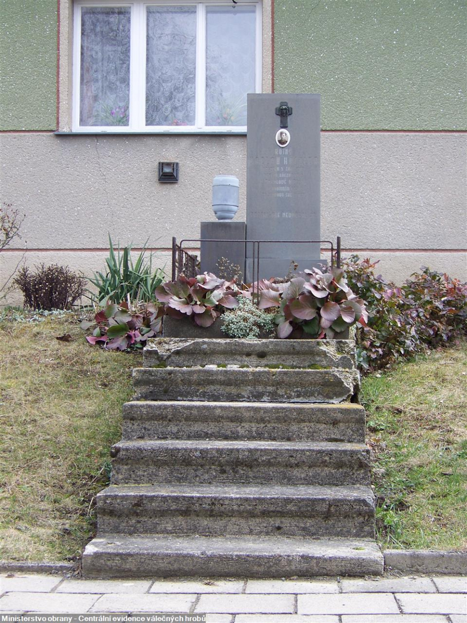 Žulový pomník před rodným domem rotného Haizlera-Havlíčka zhotovil v roce 1946 Jan Gryc z Rousínova.