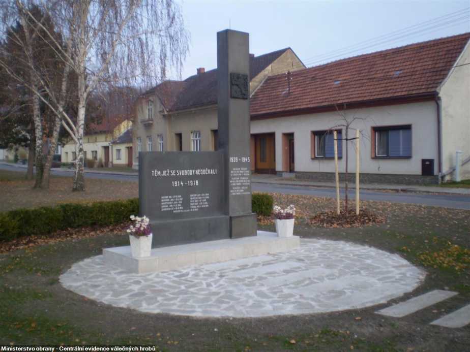 Centrální pomník padlých a zemřelých obyvatel Podbřežic, který rovněž připomíná oběť Václava Haizlera-Havlíčka.