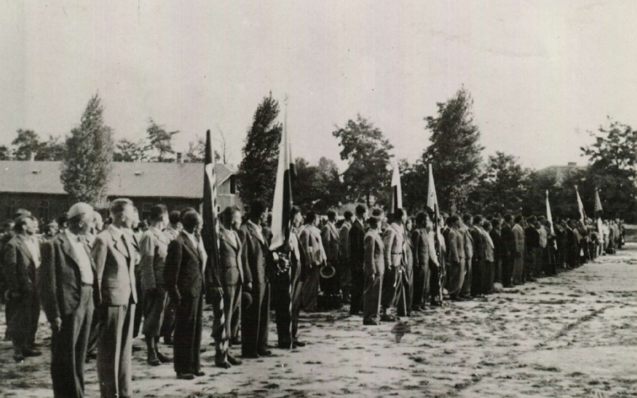 Slavnostní nástup v Malých Bronowicích 30. srpna 1939 před odjezdem do Leśné.